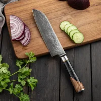 "ONYX" Santoku Chefmesser Damastmesser mit 67 Lagen 17,7 cm lange Klinge Griff aus Ahorn-Wurzelholz mit Verbundharz